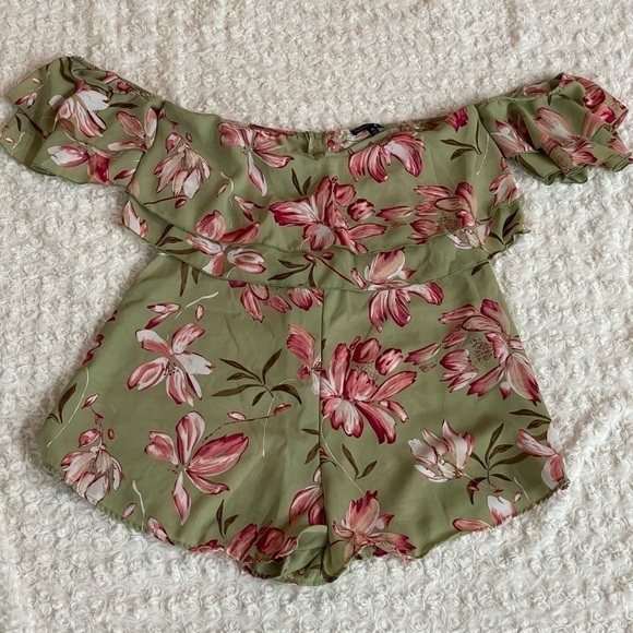• Floral Romper

• Ruffle Detail
• Hidden Back Zipper
• 100% Polvester - Picture 5 of 14